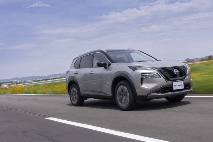 4WDモデルの駆動用モーターはフロントが最高出力204PS／最大トルク330N・m、リアが同136PS／同195N・mを発生する。