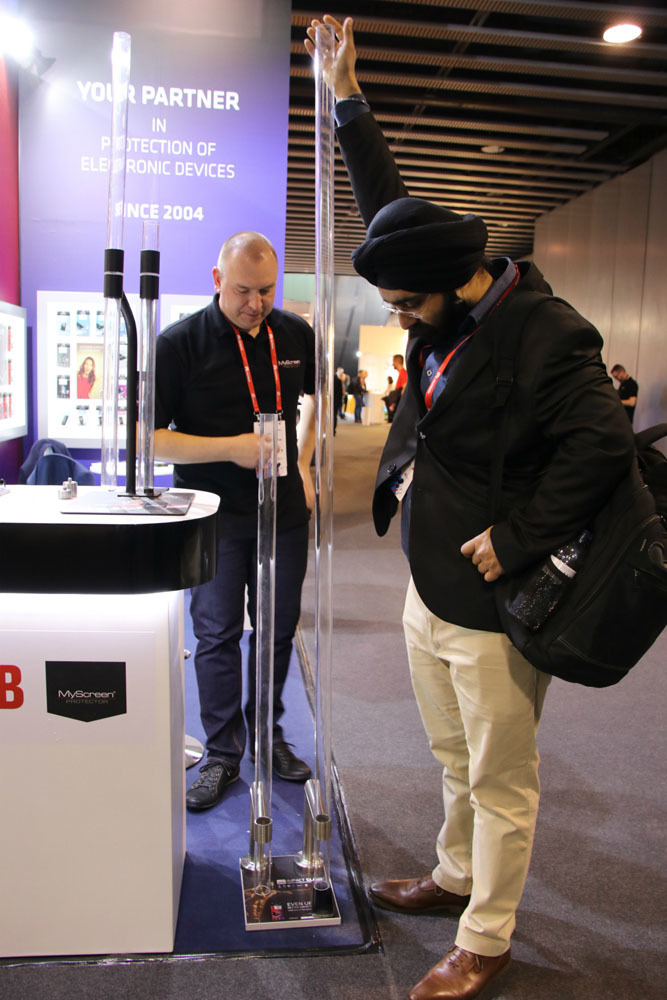 スマートフォンの保護フィルムを製造する、ポーランド企業のブースにて。身長よりも高さのある筒を通して鉄球を落としてみせる。大丈夫とは知りつつも、1970年代の“脱出マジック系番組”を思い出して「天功さん、やめてー」と叫んでしまった。