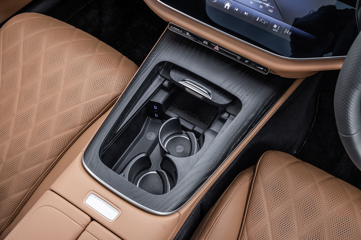 ブラックのオープンポアウッドセンタートリム内に、2つのカップホルダーと2口のUSB Type-C端子、Qi規格のワイヤレス充電器などが配置される。