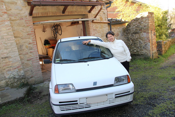知人のマルチェッラが足代わりに手に入れた「フィアット・チンクエチェント」（170型）。