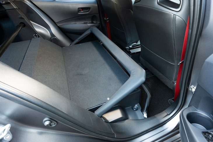 リアまわりでは後席を撤去するとともに2本の補強ブレースを追加。リアドアウィンドウははめ殺しで、パワーウィンドウスイッチがあった箇所はカーボンパネルで埋められていた。