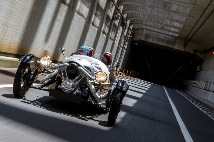 最新の「スリーホイーラー」はユーロ4の排出ガス規制に適合。“ユーロ3時代”より動力性能は低下しているというが、それでも0-62mph（約100km/h）加速7.0秒という俊足を発揮する。