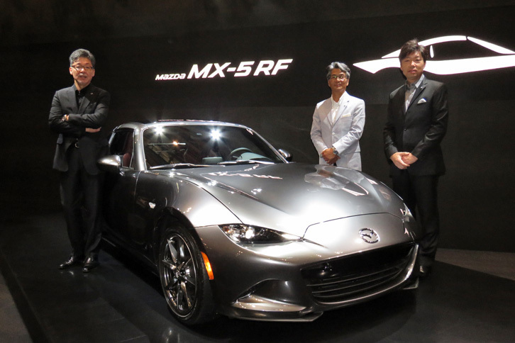 「マツダMX-5 RF（日本名：マツダ・ロードスターRF）」と、左から順にマツダ常務執行役員の前田育男氏、ロードスターアンバサダーの山本修弘氏、ロードスターの主査を務める中山 雅氏。