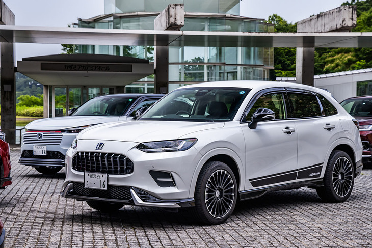 無限の最新純正アイテムを装着した「ZR-V」（写真手前）と「ヴェゼル」（同奥）に試乗。無限ならではのこだわりやカスタマイズへのアプローチをチェックした。