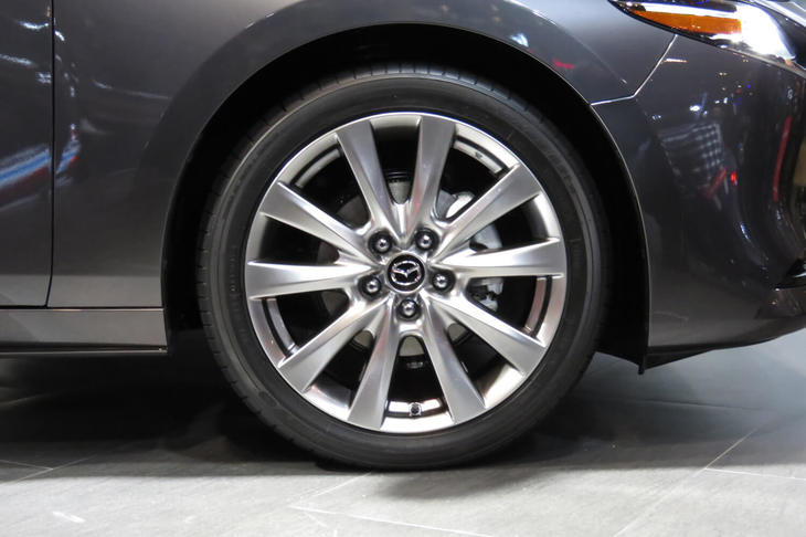 マツダ3セダン（タイヤ＆ホイール）