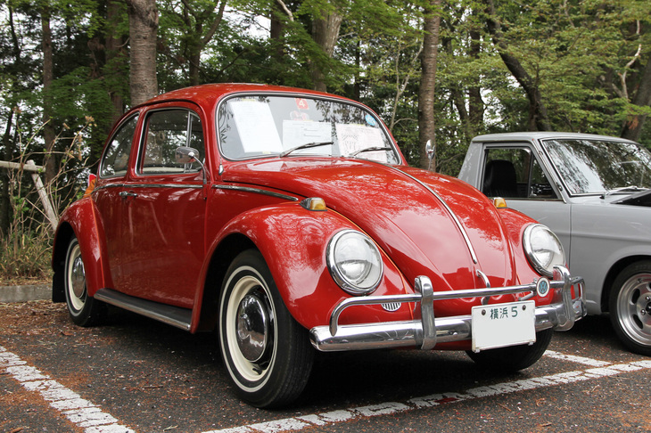 1966年「フォルクスワーゲン1300」（タイプ1）。現オーナーが発見したときは相当に傷んでいたが、新車からの「横浜5」のシングルナンバーが付いたフルオリジナル、ワンオーナーの正規輸入車だったことから、レストアを決意。ピカピカになりすぎないよう、いいさじ加減に仕上げている。