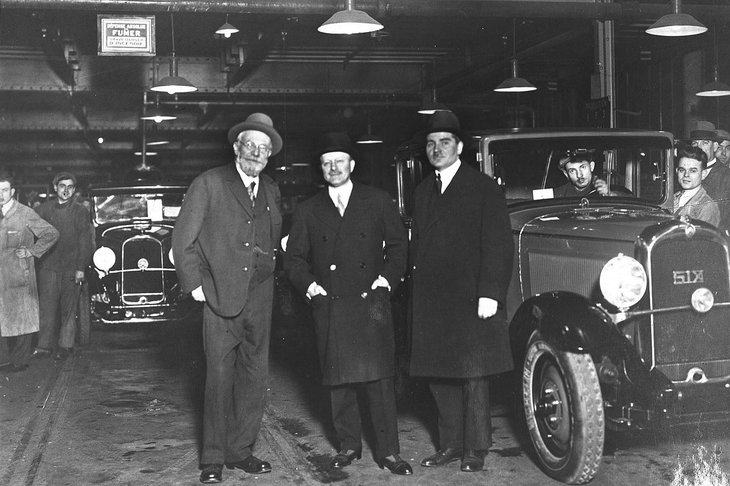 シトロエンのジャベル工場を見学するエドワール・ミシュラン（左）とアンドレ・シトロエン（中央）。工場の改修と世界恐慌が重なり、窮地に陥ったシトロエンは、1934年に経営権をミシュランに移譲。その翌年に死去した。（写真は1929年のもの）