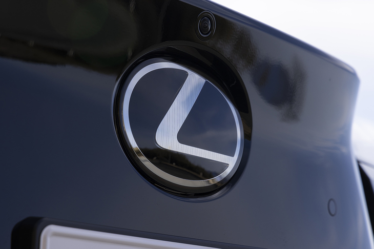 フロントの「L」エンブレムはレーダーを内蔵。冬場に備えて表面に熱線が仕込まれている。