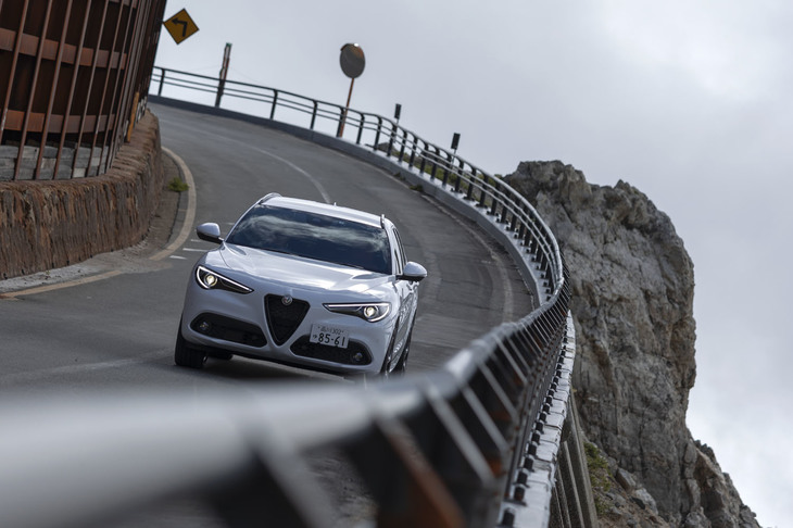 アルファ・ロメオのSUV「ステルヴィオ」に新グレード「ヴェローチェ」が登場。2021年7月に販売が開始された。