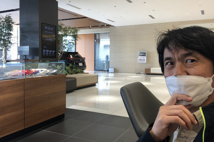 レクサスのショールームは、ウルトラ広くてゴーカだった。ここまで立派なディーラーは生まれて初めて見た。レクサスすげえっ！ とあらためて感心する。