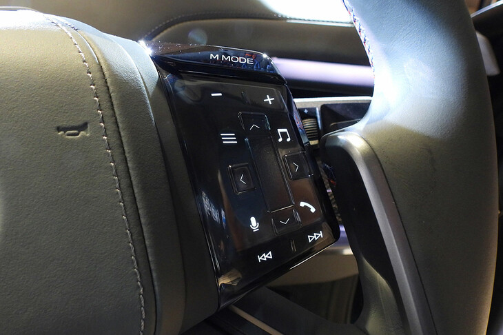 BMW i7 M70 xDrive（ステアリングスイッチ）