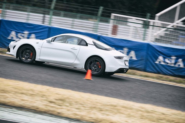 「A110」が「ドライブを究極的に楽しむクルマ」であるのに対し、「A110S」は「究極のドライビング精度（高速での安定性やコーナリングの正確さ）を追求したクルマ」と説明される。