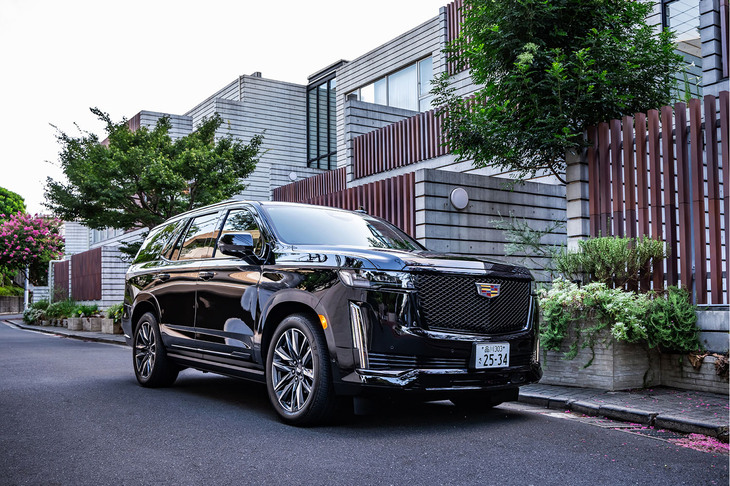 キャデラックの最上級モデルに君臨するフルサイズSUV「エスカレード」。その真価に触れるべく、往復400kmほどのツーリングを計画した。行き先は信州。夏の涼を求めての小旅行だ。