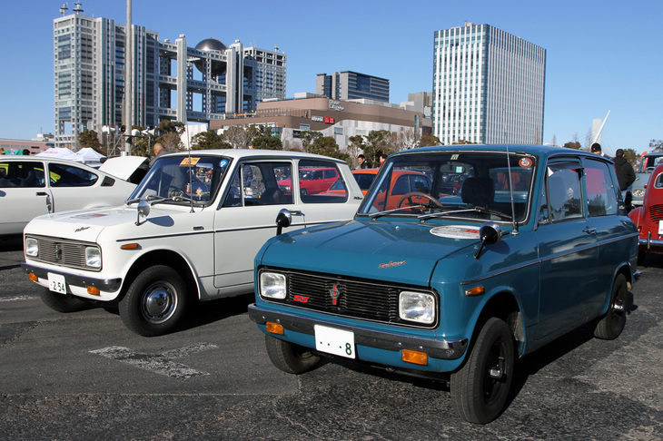 2台並んだ1969年「ダイハツ・フェロー」。水冷2ストローク2気筒エンジンをフロントに搭載、初代「ミニカ」と同様にオーソドックスに後輪を駆動するダイハツ初の軽乗用車。デビューは1966年で、日本車で初めて角形ヘッドライトを採用。水冷エンジンによる効きのいいヒーターがセリングポイントのひとつだった。