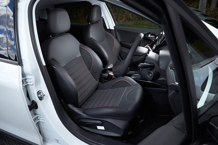 シートはファブリックとテップレザー（合成皮革）のコンビタイプ。黒い表皮に赤いステッチの組み合わせが目を引く。