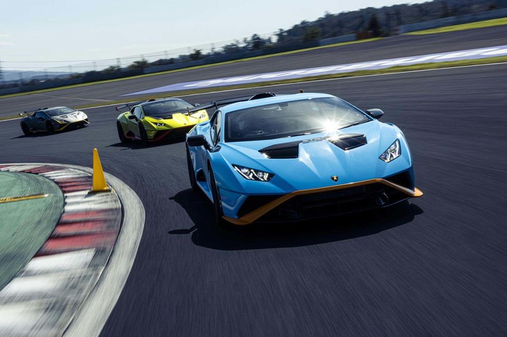 「ランボルギーニ・ウラカンSTO」はレーシングカー譲りのエアロパーツが主張する後輪駆動モデルだ。