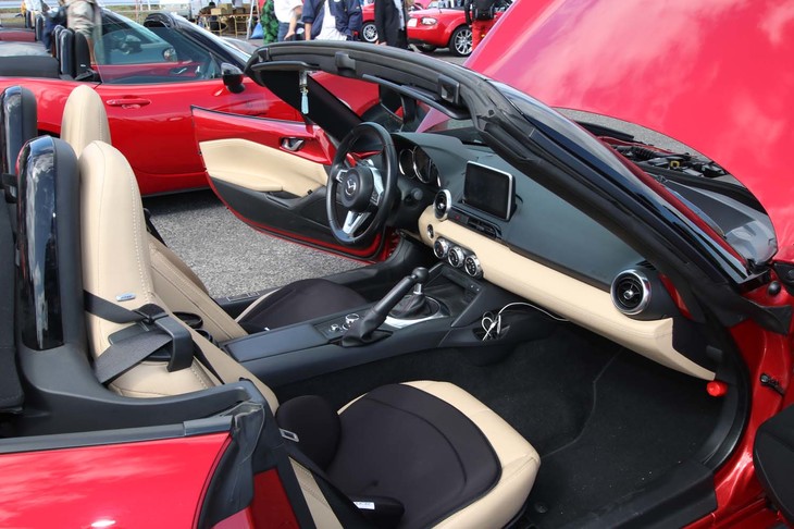 輸出仕様であることを示す左ハンドル仕様。日本仕様と異なるのは、ソフトトップにも2リッターエンジンを搭載することだ。安全装備や快適装備も充実している点も特徴。ホイールは17インチ仕様となる。