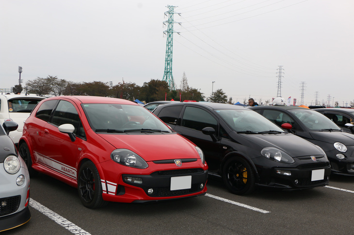 アバルトの隠れた名車、「アバルト・プント」。どちらもシャープノーズとなった後期型モデルだ。「500」に比べ地味なイメージが強いが、乗り心地もよくGT的な使い方も許容する。プントだから人も荷物もしっかり飲み込んでくれるなど、毎日乗れるアバルトだった。