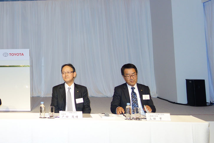 質疑応答より。ダイハツ工業 取締役Dブランドオフィス長の戸田茂晴氏（左）は、ライバルと目される「スズキ・ソリオ」に対しての優位性について聞かれ、「スペックの数字で一部劣るところがあるかもしれませんが、実際の使い勝手では負けません」と強気な姿勢。