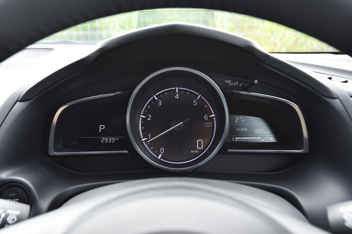 センターにエンジン回転計を据えたメーターパネル。上限が6000rpmと低いのは、ディーゼル車ならでは。