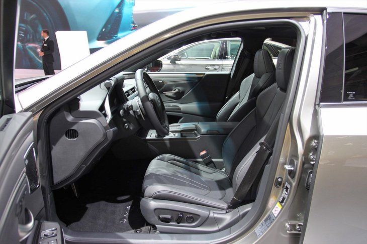 レクサスES Fスポーツ（フロントシート）