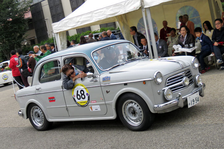 参加車両はスポーツカーや高級車ばかりではない。こちらはフィアットの小型大衆車である1954年式「1100TV」。助手席の人が窓から身を乗り出しているのは、PC競技でより正確にタイムを測るため、前輪がスタートラインを踏んだ瞬間にストップウオッチを押すためだ。