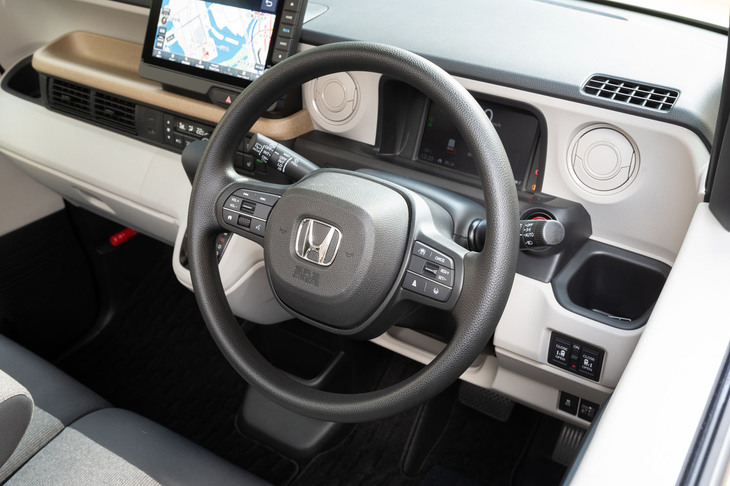 ステアリングホイールはすっきりとした形状の2本スポークタイプ。本革巻きは「カスタム」のみで、スタンダードモデルは全車ウレタンとなる。