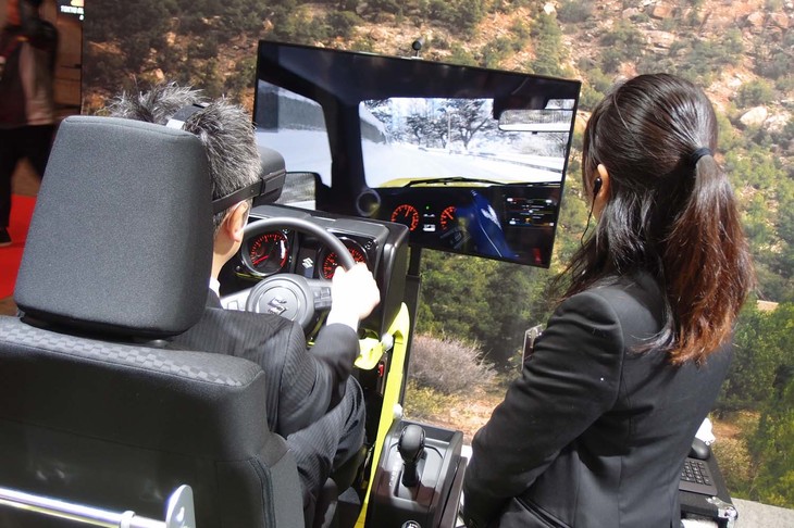 シミュレーターを使って新型「スズキ・ジムニー」の運転が疑似体験できる、「ジムニーVR体験」のコーナー。