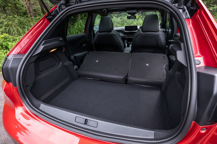 5人乗車の通常使用時における荷室容量は265リッター。後席背もたれを前方に倒すと、背もたれ部分には傾斜が生じ、荷室床面との間に段差もできる。
