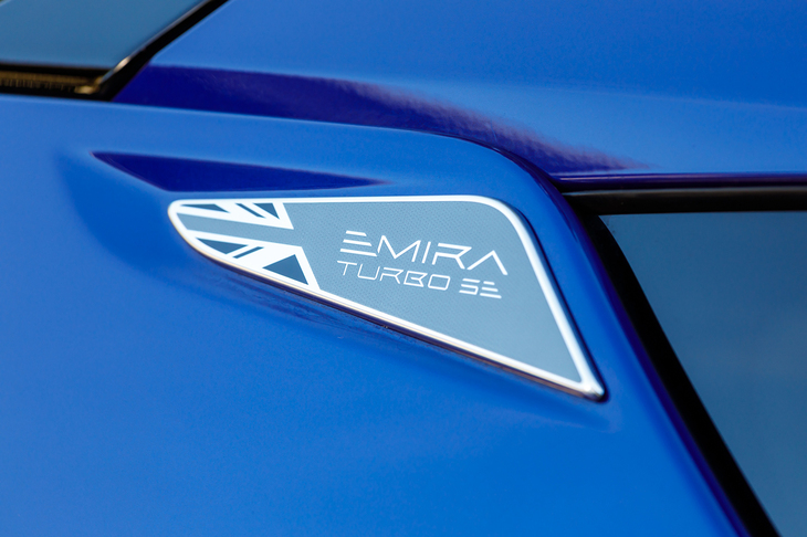 サイドウィンドウの後端には「EMIRA TURBO SE」のバッジが貼られている。