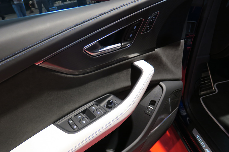 アウディRS Q8（ドアトリム）