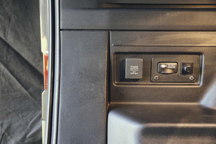 「外部電源入力キット」を使えば、エンジン停止中でも電化製品が利用できるようになる。写真は車内左リアに備わるAC100V・1500Wのコンセント。