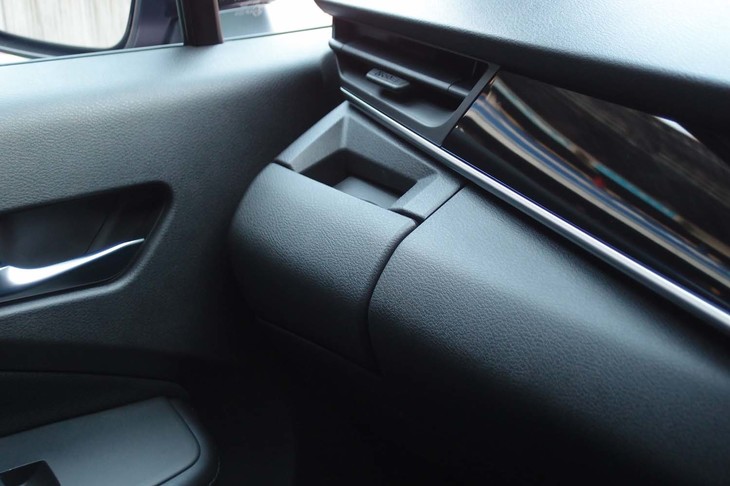 日産ノート（助手席前方の可動式カップホルダー）