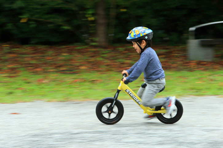 お気に入りの足けり式自転車で快走！