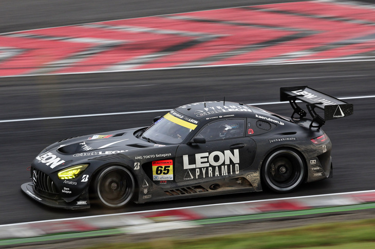 GT300クラスも大逆転の劇的なレース展開に。予選15位だったNo.65 LEON PYRAMID AMG（蒲生尚弥／篠原拓朗）がトップでゴールし、2連勝を決めた。