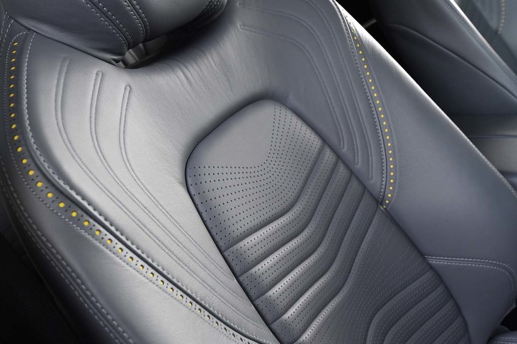 レザーシートには、紳士靴のデコレーションを思わせる凝った細工が施されている。