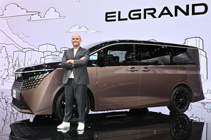 新型「エルグランド」と日産自動車のイヴァン・エスピノーサ社長。今回日産は、漫画の中に飛び込んだような世界観でブースをデザイン。注目を集めた。