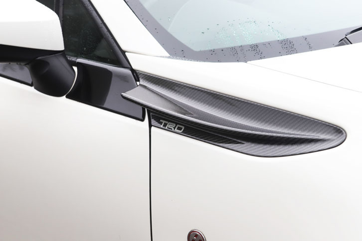 フロントのダウンフォースを高める、フェンダー部分のカーボン製「エアロフィン」。