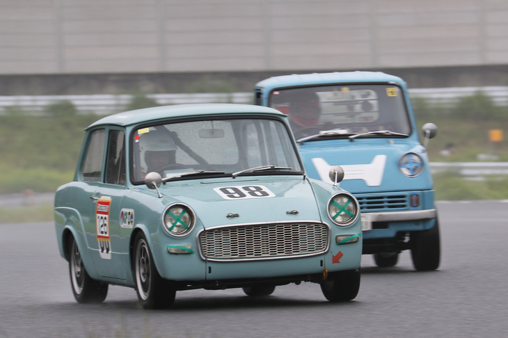 スポーツ走行のシーンより。700ccの空冷フラットツインを積んだ「トヨタ・パブリカ」を、360cc直4水冷DOHCエンジン搭載の「ホンダT360」が追う。