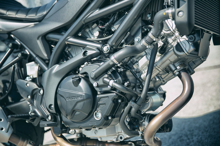 エンジンは645ccの排気量を持つ水冷VツインDOHC。不等間隔爆発ならではのサウンドに加え、「アクセル開度1°にまでこだわった」という制御により、スムーズで扱いやすい特性も持ち合わせている。