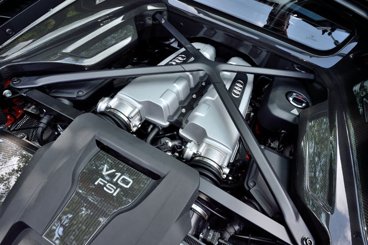 5.2リッターV10自然吸気ユニットは540psと540Nmを発する。片バンクを停止させて燃費を改善させるCODが備わる。