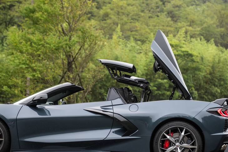 「コルベット」史上初となる電動のリトラクタブルハードトップ。開閉に要する時間は約16秒で、低速域であれば走行中でも操作が可能だ。