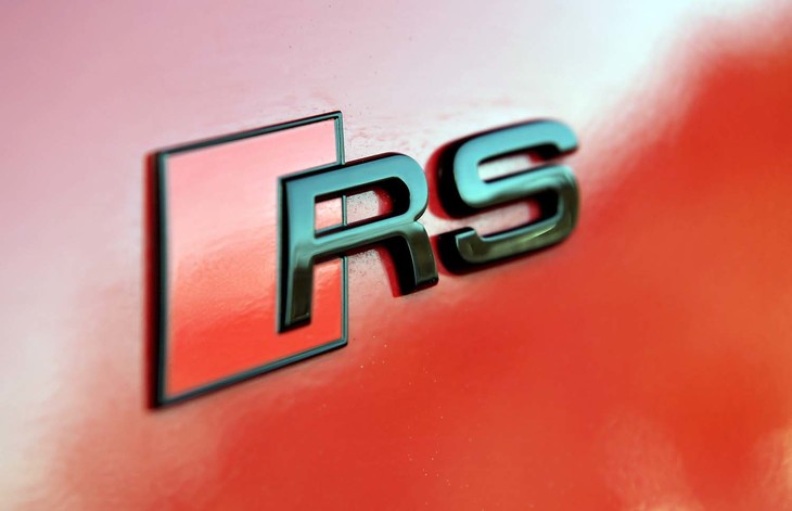 【アウディRS e-tron GTのスペック】
	ボディーサイズ：全長×全幅×全高＝4990×1965×1395mm／ホイールベース：2900mm／車重：2290kg／駆動方式：4WD／フロントモーター：永久磁石同期式電動モーター／リアモーター：永久磁石同期式電動モーター／フロントモーター最高出力：238PS（175kW）／フロントモーター最大トルク：--N・m（--kgf・m）／リアモーター最高出力：455PS（335kW）／リアモーター最大トルク：--N・m（--kgf・m）／システム最高出力：646PS（475kW）／システム最大トルク：830N・m（84.6kgf・m）／タイヤ：（前）265/35R21 101Y XL／（後）305/30R21 104Y XL（グッドイヤー・イーグルF1アシメトリック5）／交流電力量消費率：200Wh/km（WLTCモード）／一充電走行距離：534km（WLTCモード）／価格：1799万円
	
	【取材時の燃費データ】
	テスト距離：256.9km（市街地1：高速道路7：山岳路2）／消費電力量：64.2kWh／参考電力消費率：4km/kWh