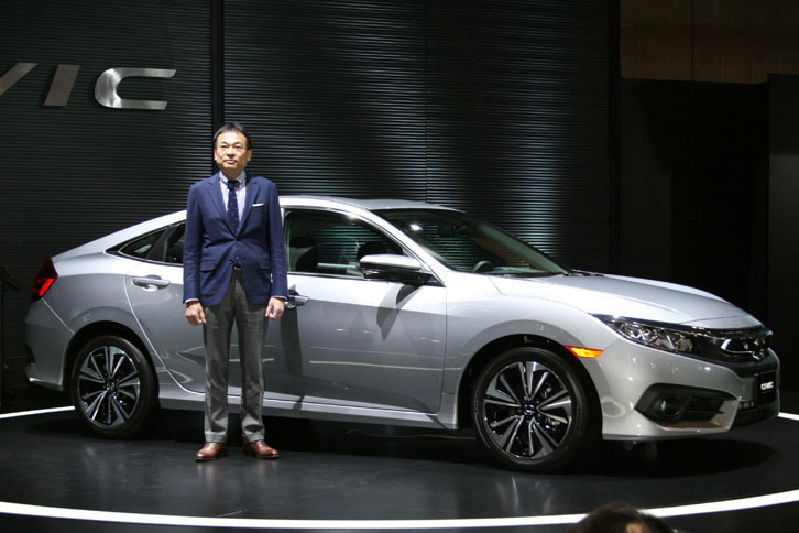 ホンダ・シビック セダン。横に立つのは本田技研工業の執行役員日本本部長、寺谷公良氏。