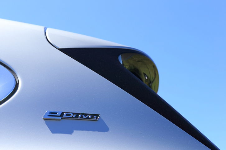 Cピラーに装着された「eDrive」のバッジ。