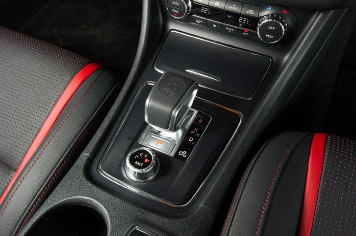 コラムシフトを採用するほかの「GLA」シリーズとは異なり、「GLA45」のシフトセレクターはセンターコンソールに備わる。その手前には走行モードを切り替える「AMGダイナミックセレクト」のダイヤルが設置される。
