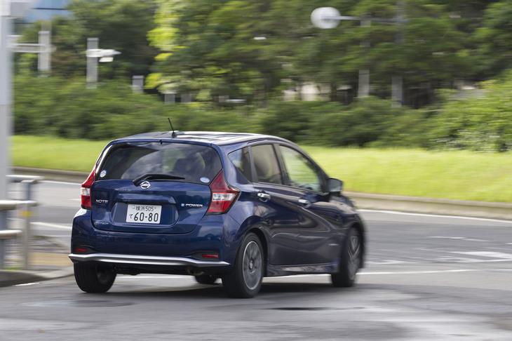 「ノートe-POWER AUTECHスポーツスペック」は「ノートe-POWER NISMO」と同様に、フロアの各所に補強材を追加することでボディー剛性の強化が図られている。これにより、ワンクラス上の操縦安定性と乗り心地を実現したとアピールされる。