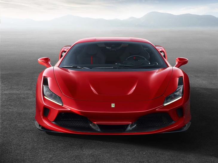 「F8トリブート」の車重は、先代の「488GTB」よりも40kg軽量化された1330kg（乾燥重量）。F1由来の空力デバイス「S-Duct」を進化させ搭載する。