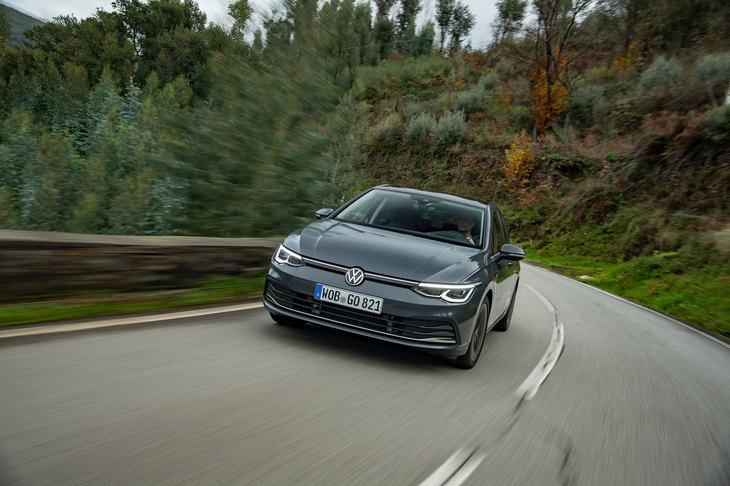 新型「ゴルフ」には、電子制御LSDの「XDS」や可変ダンパー「DCC」などを統合制御する「ドライビングダイナミクスマネジャー」が用意されており、より自然なステアフィールと正確なハンドリング特性を実現している。