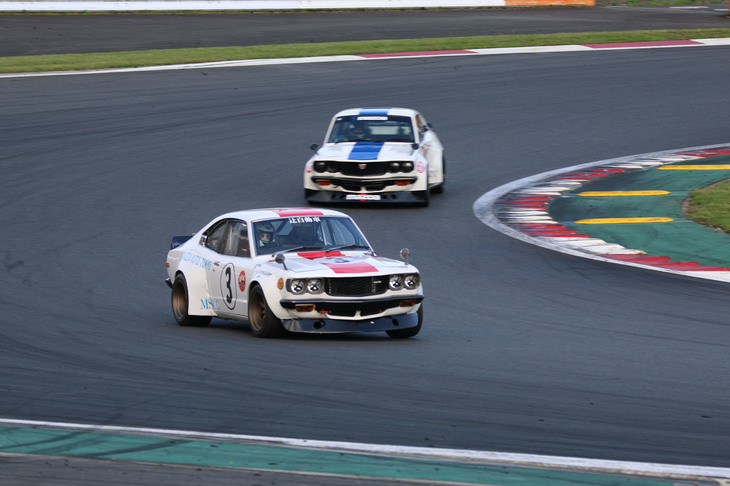 「サバンナRX-3」のマツダオート東京 寺田陽次郎仕様。当時、まだ輸出用だった12A型ロータリーエンジンを武器に、打倒「スカイラインGT-R」を目指したサバンナRX-3。当時、マツダオート東京から参戦していた寺田陽次郎氏のマシンを再現したもの。